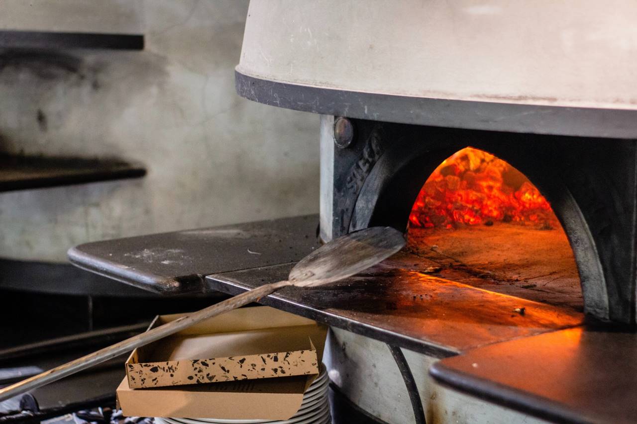 pizza making forno a legna